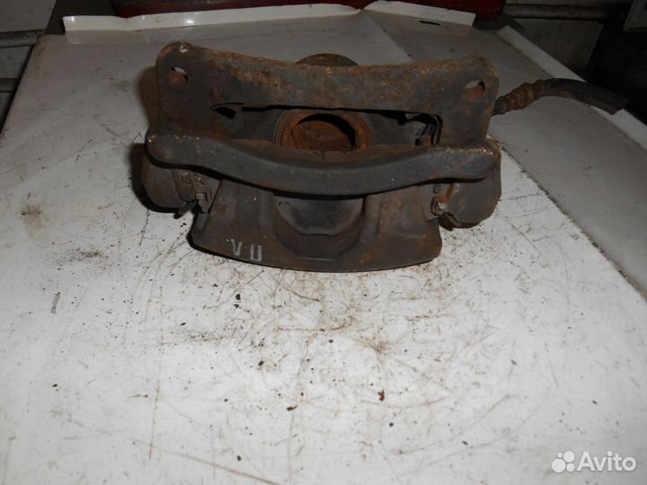 Передний левый суппорт Subaru Impreza G10