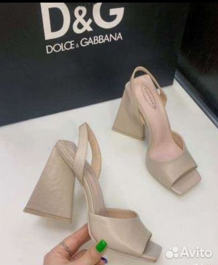 Босоножки бежевые на каблуке