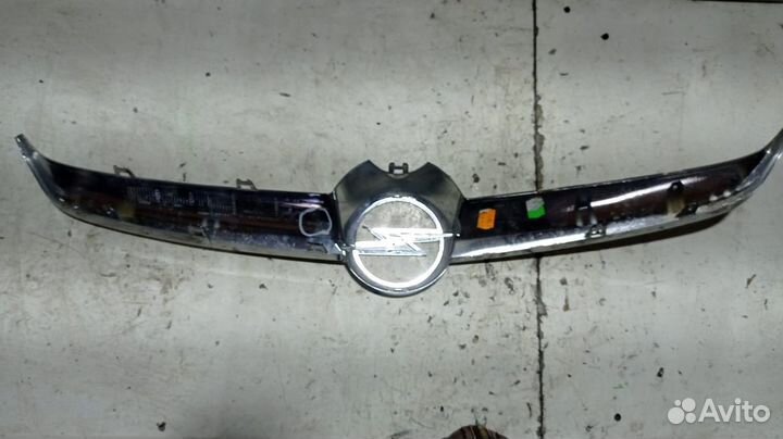 Решетка радиатора Опель Астра J 2012-2015