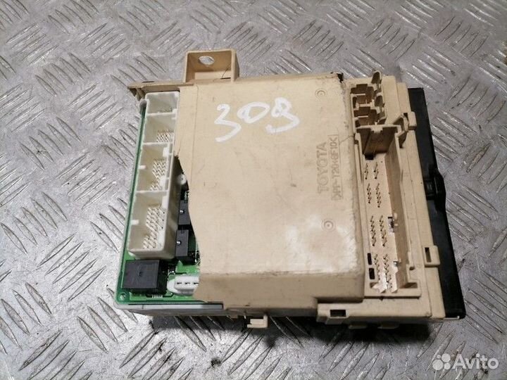 Блок предохранителей салонный Toyota Camry v40