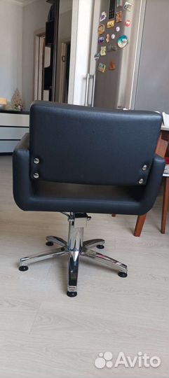 Парикмахерское кресло с подставкой под ноги