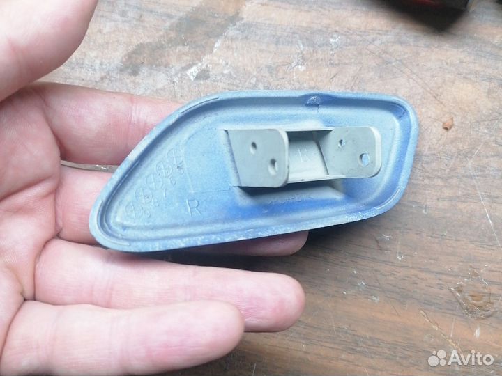 Крышка форсунки омывателя (правая)