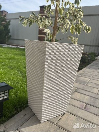 Кашпо напольное белое под ротанг