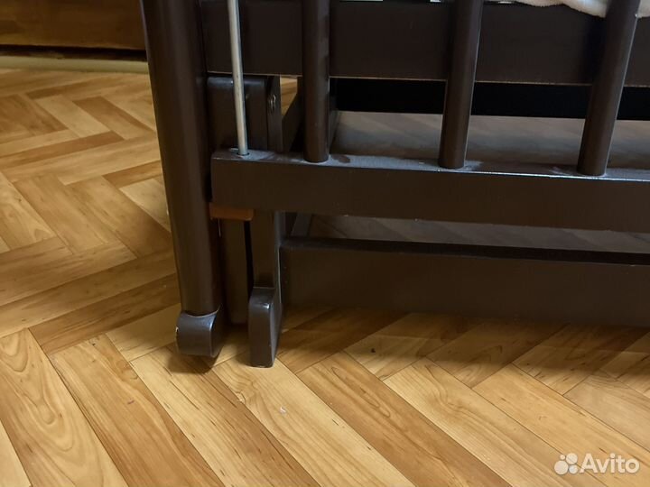 Детская кроватка с маятником