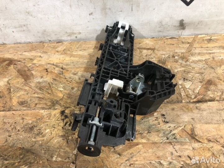 Кронштейн ручки двери задний левый Mercedes-Benz