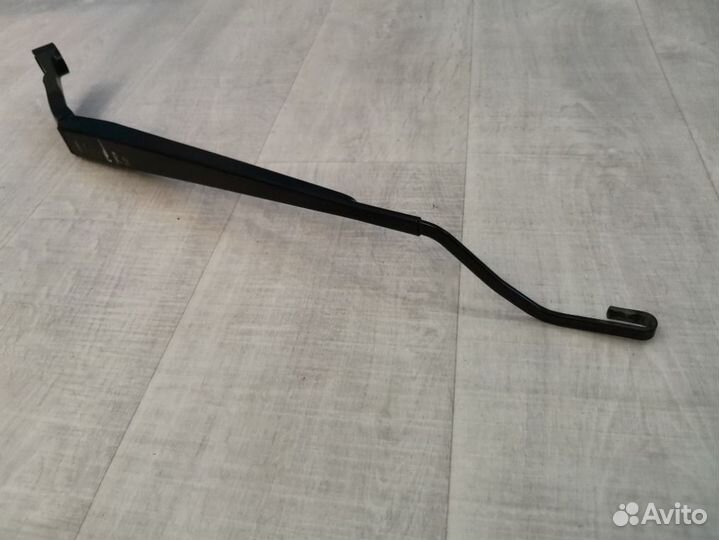Поводок стеклоочистителя передний левый Nissan
