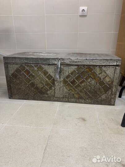Сундук старинный