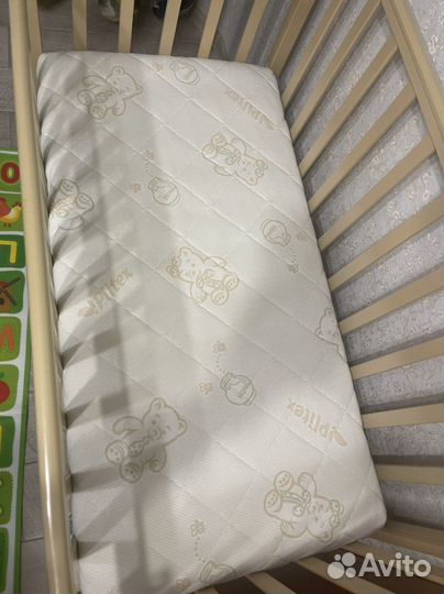 Детская кроватка с маятником