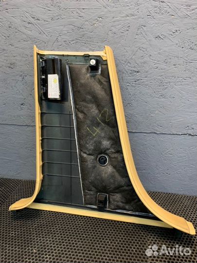 Обшивка стойки правая Bentley Continental Flying