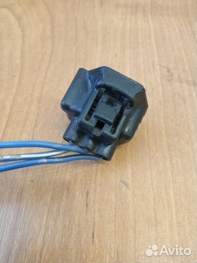 Разъем на моторчик омывателя Toyota Carina E