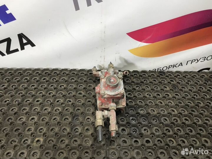 Кран управления тормозами прицепа