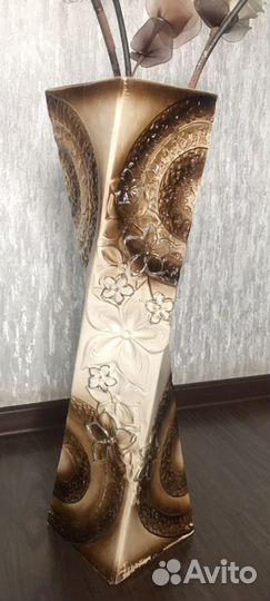 Ваза с декоративными веточками