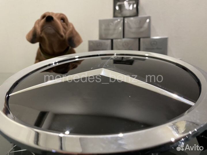 Эмблема звезда Мерседес Бенц в решетку радиатора