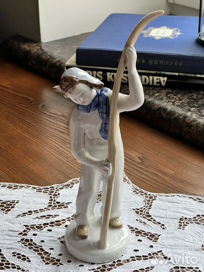 Фарфоровая статуэтка лыжник лфз