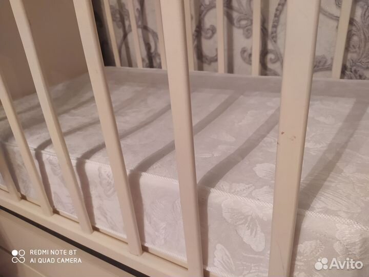 Детская кроватка с маятником