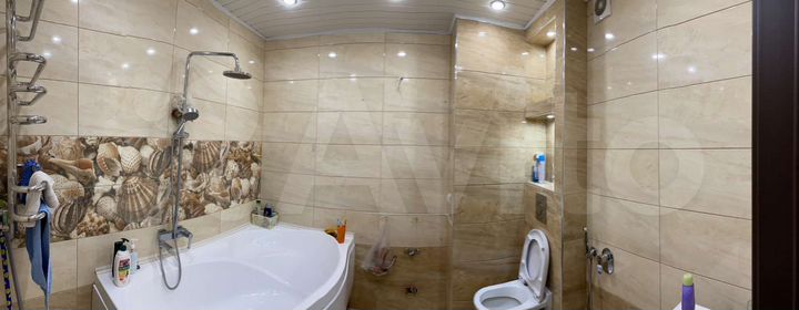 Доля в 2-к. квартире, 64 м², 8/17 эт.