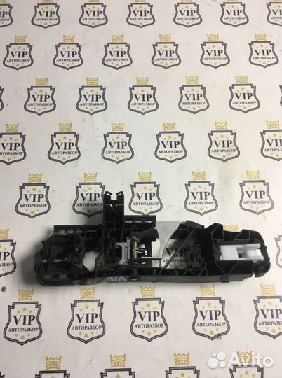 Кронштейн ручки двери внутренний передний правый