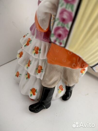 Фарфоровая статуэтка Гармонист с дамой