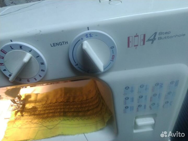 Машинка шьет