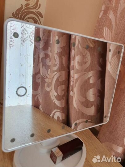 Настольное зеркало с подсветкой