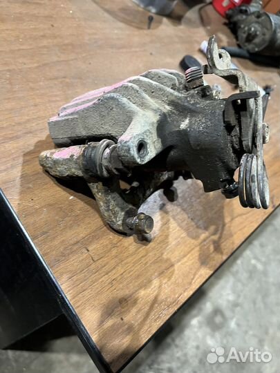 Суппорт задний Ауди А6 C5 Пассат B5 левый