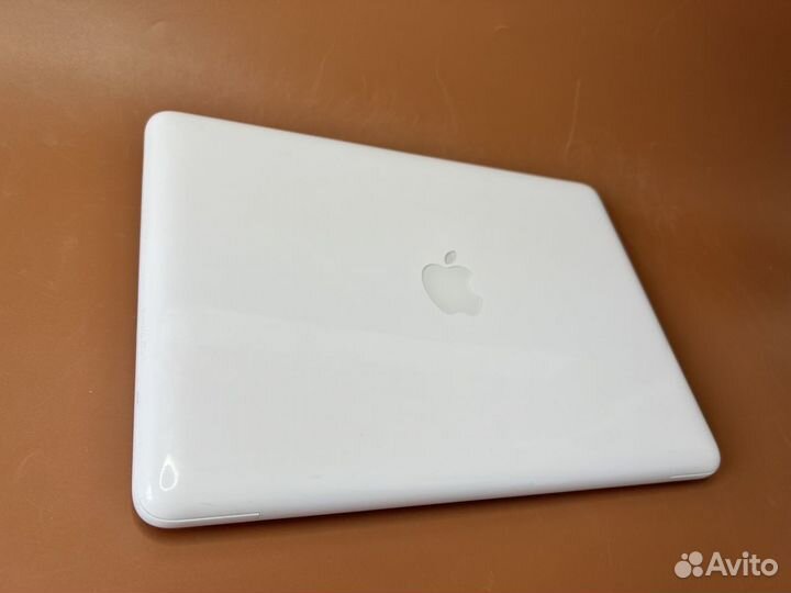 Apple MacBook 13 2010 8гб/256 SSD отличный