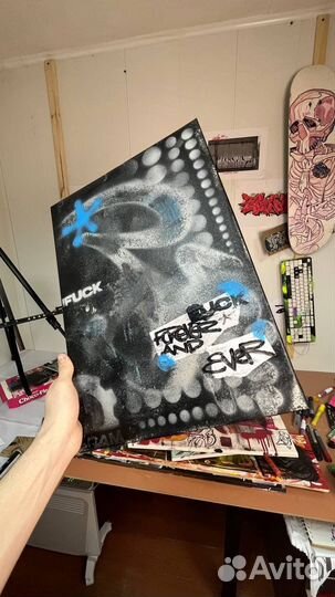 Монохромная граффити картина в интерьер