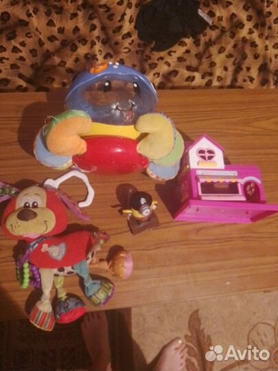 Отдам игрушки, бутылочки и сидушку на унитаз