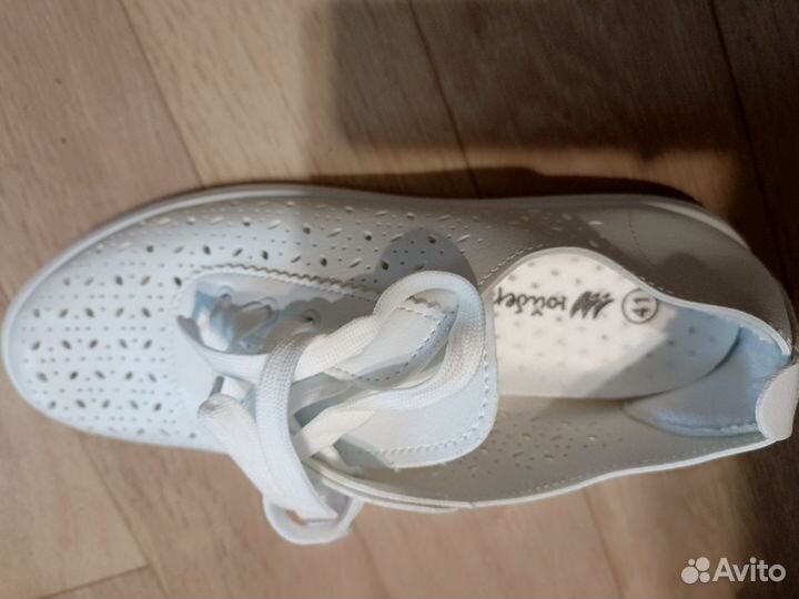 Кроссовки женские