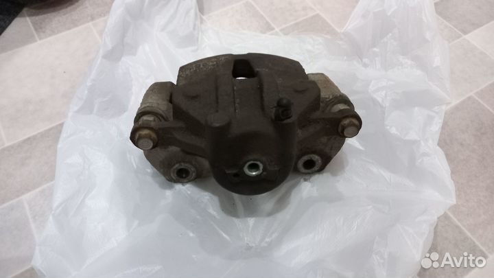 Суппорт тормозной передний левый kia cerato TD 2