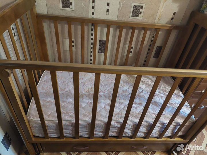 Кроватка с маятником и ящиком. Матрас