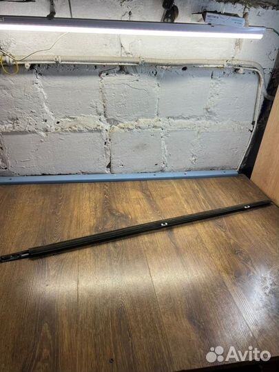 Молдинг стекла передний левый Nissan Primera P 12