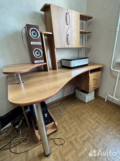 Компьютерный письменный стол в офис в детскую