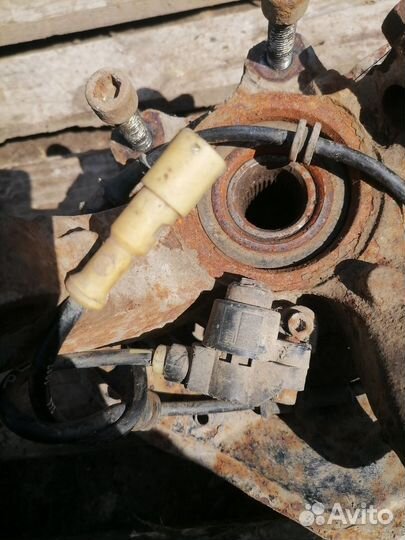 Кулак поворотный передний левый Opel Vectra