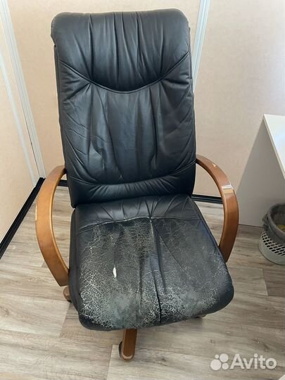 Офисное кожаное кресло