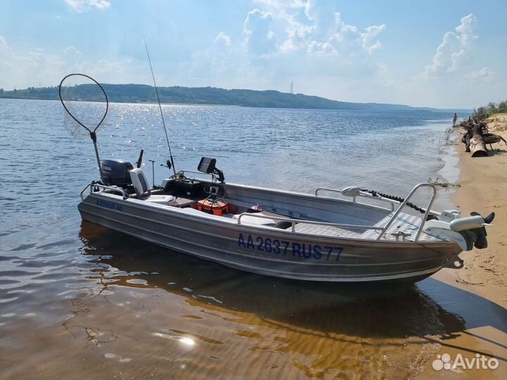 Лодка с мотором и прицепом