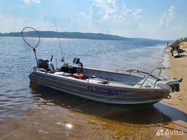 Лодка с мотором и прицепом
