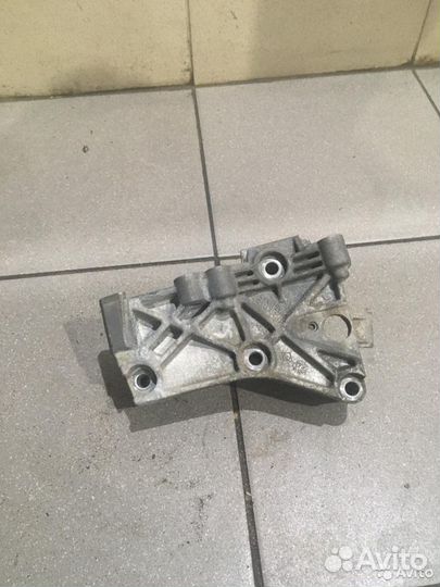 Кронштейн крепления двигателя k9k858