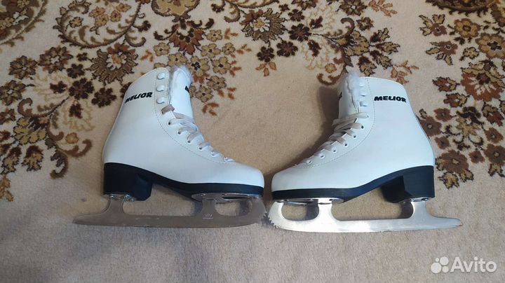 Коньки. Продам/поменяю. Белые фигурки 34 размер