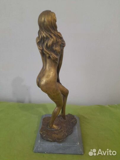 Статуэтка из бронзы и натурального камня