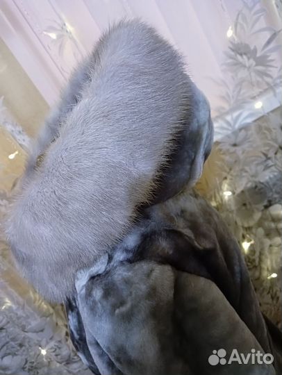 Шуба мутон голубого цвета с капюшоном