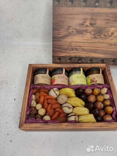 Подарочный набор с орехами, сухофруктами и медом