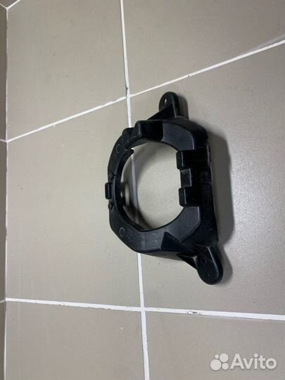 Кронштейн противотуманной фары левый Toyota Land