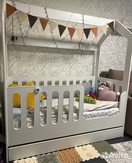 Детская кроватка домик