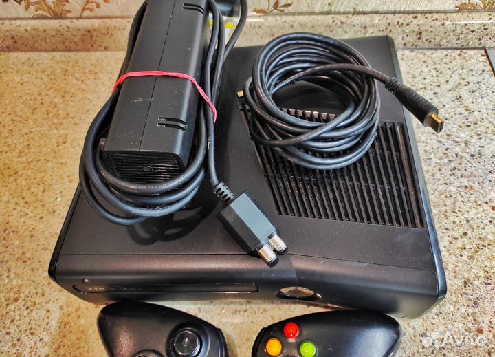 Xbox 360 Slim 320gb + 2 Джойстика