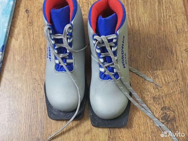 Беговые лыжи и ботинки для девочки, 140