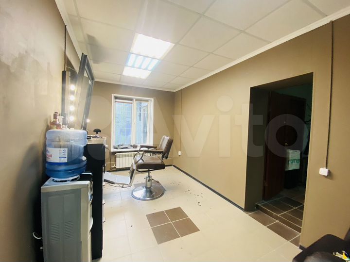 Торгово-офисное помещение с водой в центре