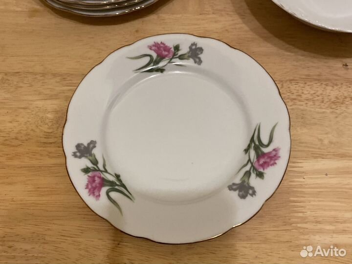 Набор тарелок из фарфора