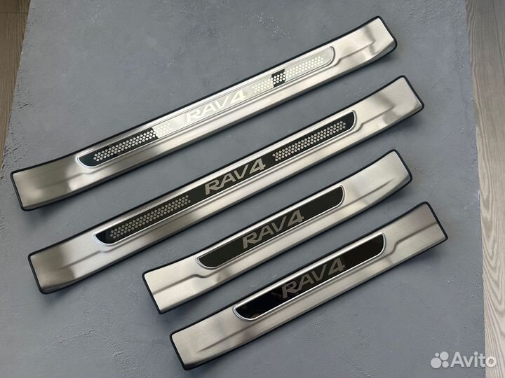 Toyota Rav4 (2012-2019) накладки на пороги