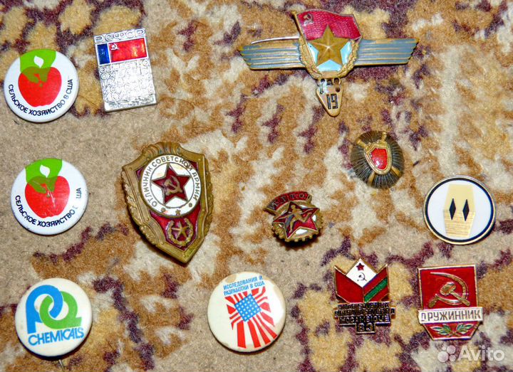 Много туристических значков - гербы городов СССР